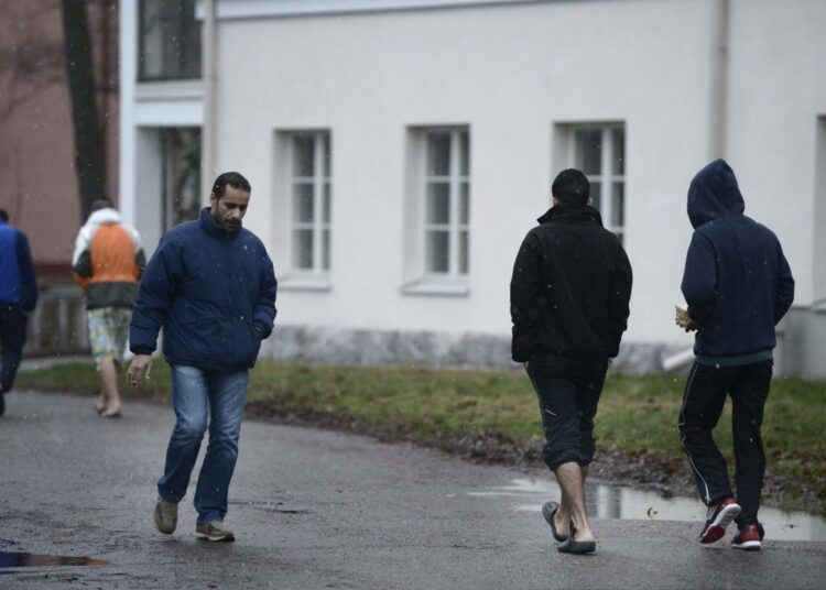 Kirjoittajan mukaan maahanmuutolla pelottelulla on poliittinen itsetarkoitus. Kuva Helsingin Koskelan sairaala-alueella sijaitsevan turvapaikanhakijoiden vastaanottokeskuksen pihalta.