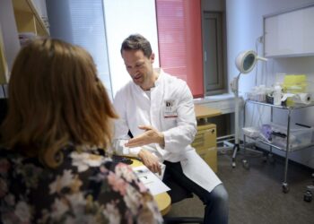 Työterveyslaitos esittää työterveydenhuollon kehittämistä. Kuvassa yleislääkäri Mika Vihavainen ottaa vastaan potilaan Diacorin lääkäriasemalla Helsingissä.