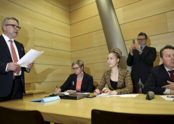 Neljän oppositiopuolueen välikysymyksen ensimmäinen allekirjoittaja, kristillisdemokraattien eduskuntaryhmän puheenjohtaja Peter Östman ja kansanedustajat Krista Mikkonen, Hanna Sarkkinen sekä Mats Nylund välikysymyksen tiedotustilaisuudessa 3. kesäkuuta.