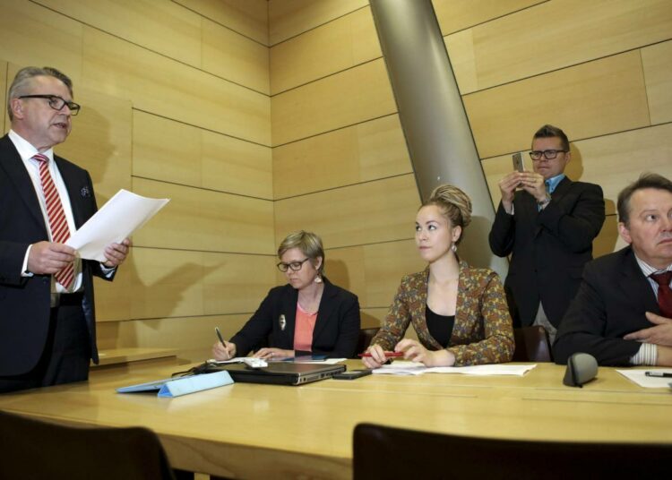 Neljän oppositiopuolueen välikysymyksen ensimmäinen allekirjoittaja, kristillisdemokraattien eduskuntaryhmän puheenjohtaja Peter Östman ja kansanedustajat Krista Mikkonen, Hanna Sarkkinen sekä Mats Nylund välikysymyksen tiedotustilaisuudessa 3. kesäkuuta.