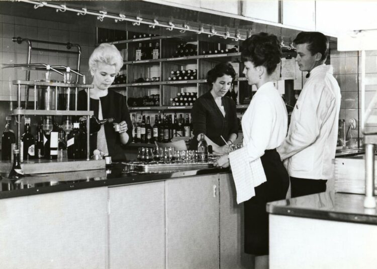 Ravintolameininkiä helsinkiläisessä Sillankorvassa 1960-luvulla.