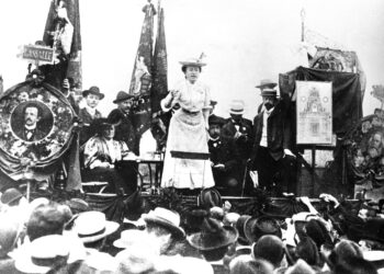 Rosa Luxemburg agitoimassa Stuttgartissa Saksassa vuonna 1907.