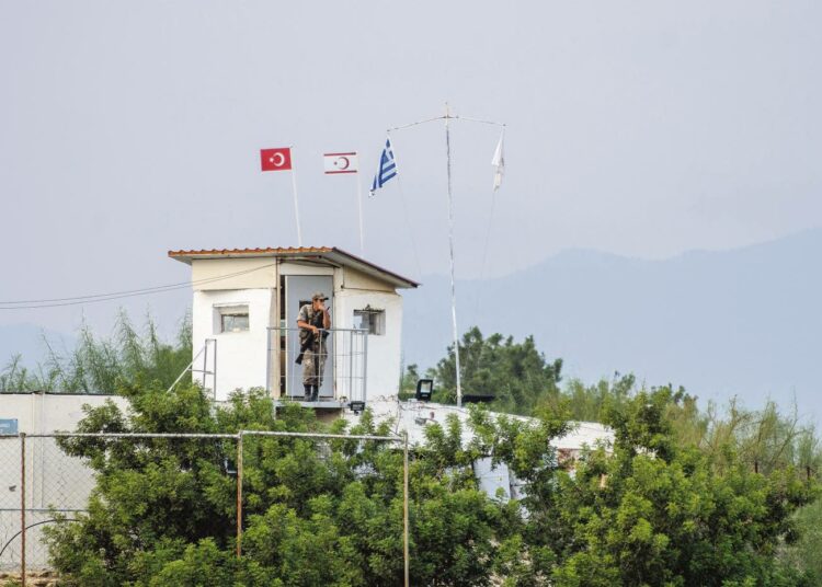Liput vasemmalta lukien: Turkin lippu, Kyproksen turkkilaisen tasavallan lippu, Kreikan lippu ja Kyproksen tasavallan lippu.