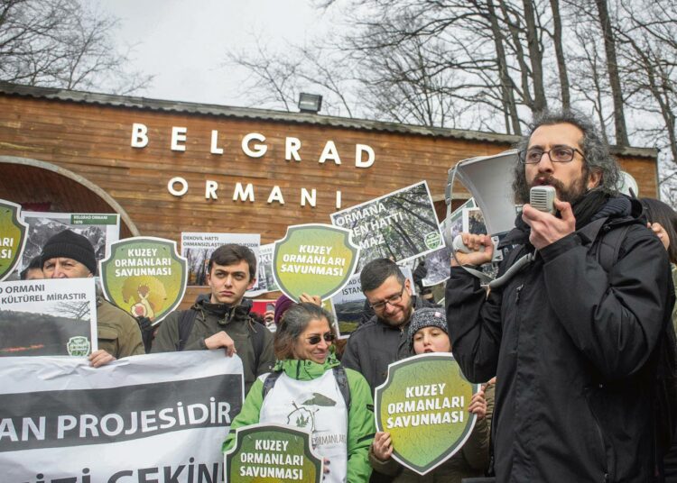 Belgradin metsää on pidetty Istanbulin keuhkoina. KOS-järjestön luonnonsuojelijat vastustavat sen tuhoamista.