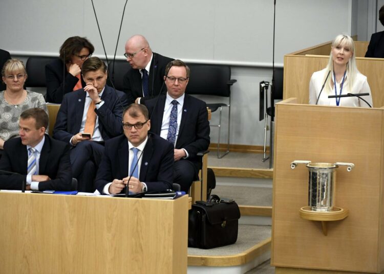 Suomalaisten usko hallituksen kykyyn hoitaa maan asioita oli koetuksella jo ennen kuin hallituspohja muuttui perussuomalaisten ministereiden loikattua omaksi ryhmäkseen. Eduskunnan täysistunnossa 19.6. käytiin keskustelu koskien hallituksen parlamentaarisessa pohjassa tapahtunutta muutosta.