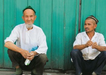 Kommunistipuolue tarkkailee uiguuriväestön liikkumista, ostoksia ja puhelinviestintää Sinkiangin alueella Luoteis-Kiinassa. Kuvassa uiguurimiehiä lepotauolla Turfanin kaupungissa.