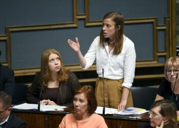 Li Andersson kysyi sote-uudistuksesta eduskunnan suullisella, ympärillä Anna Kontula (vas.), Sirpa Paatero, Tuula Haatainen ja Aino-Kaisa Pekonen.