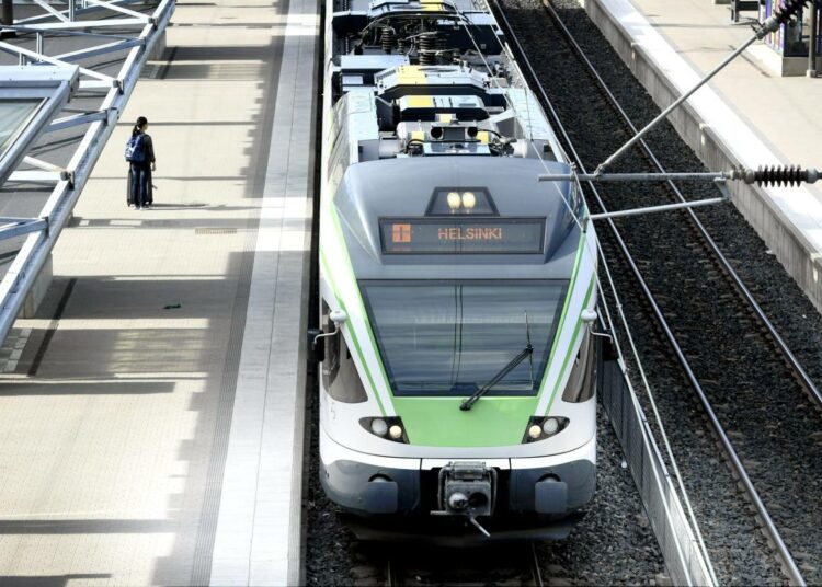 Rautateiden kilpailuttaminen aloitettaisiin Etelä-Suomen lähiliikenteestä.