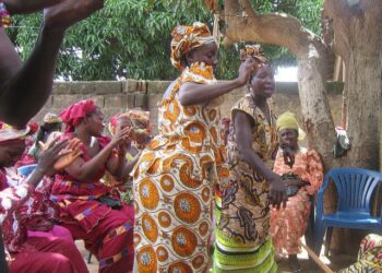 Afrikkalaisnaisten asuissa käytetyt värikkäät kankaat kuuluvat suosittuihin myyntiartikkeleihin Beninin suurimman kaupungin Cotonoun torilla, mistä niitä viedään eri puolille Afrikkaa. Kuvan naiset tanssivat hääjuhlassa Senegalin Dakarissa.