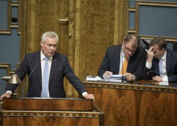 Pääministerin pesti ratkeaakin todennäköisesti vasta viimeisen kahden viikon aikana huhtikuussa. Kuvassa Antti Rinne (vas.), Juha Sipilä ja Petteri Orpo eduskunnan täysistunnossa kesäkuussa.