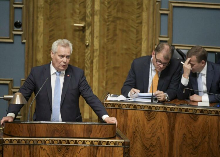 Pääministerin pesti ratkeaakin todennäköisesti vasta viimeisen kahden viikon aikana huhtikuussa. Kuvassa Antti Rinne (vas.), Juha Sipilä ja Petteri Orpo eduskunnan täysistunnossa kesäkuussa.