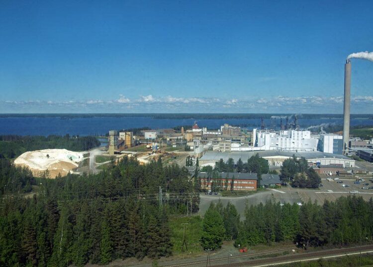 Pigmenttitehdas suljetaan Porissa. Kuvassa tehdasalue kuvattuna Kaanaan vesitornista.
