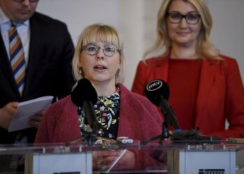 Vasemmistoliiton Aino-Kaisa Pekonen opposition yhteisessä tiedotustilaisuudessa koskien vanhusten hoitoa eduskunnan valtiosalissa tiistaina.