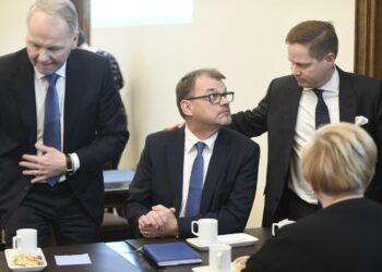 Keskustan kansanedustaja Markus Lohi lohduttaa Juha Sipilää hallituksen eroilmoituksen jälkeen. Vieressä maa- ja metsätalousministeri Jari Leppä.
