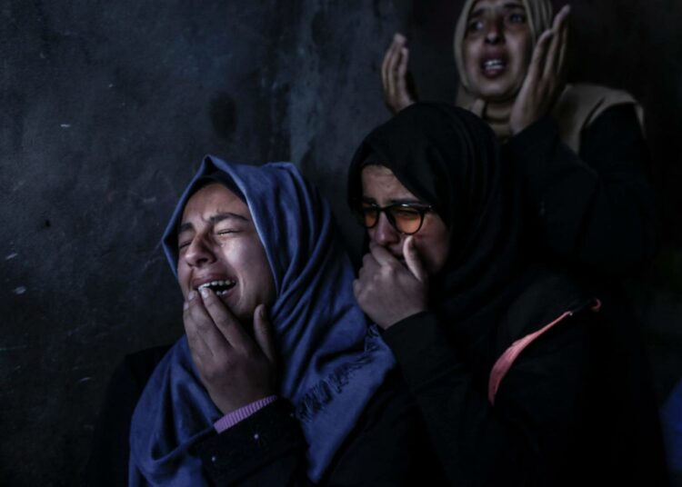 Sukulaisia 17-vuotiaana ammutun Bilal al-Najjarin hautajaisissa viime sunnuntaina.