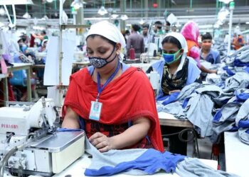 Kun bangladeshilaisen tekstiilitehtaan työläisillä on kunnolliset saniteettitilat paitsi tehtaalla, myös kotona, heidän tuottavuutensa nousee.