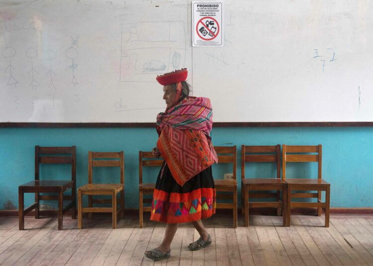Perulaisnainen menossa äänestämään Ollantaytambossa.