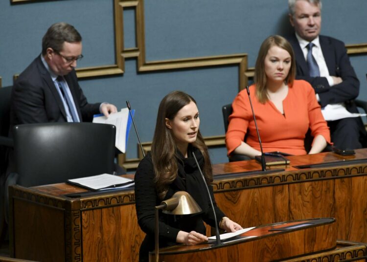 Meiltä on puuttunut kriisiajan välineitä, joita olemme joutuneet matkan varrella luomaan aivan liian kiireisellä valmisteluaikataululla, pääministeri Sanna Marin sanoi eduskunnalle.