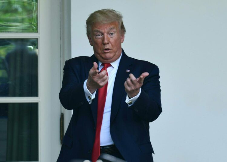 Presidentti Donald Trump Valkoisen talon ruusutarhassa tiistaina.