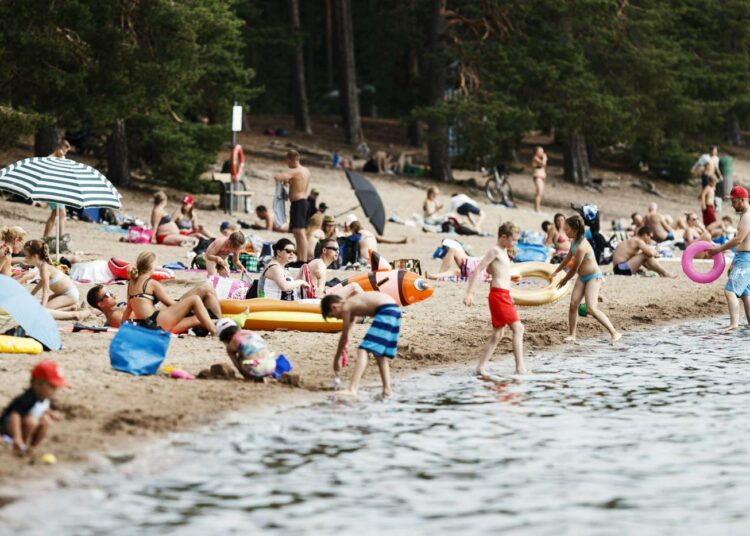 Kesähelteitä on vietetty helpottuneina pahimpien skenaarioiden jäädessä toteutumatta. Sääksjärven uimaranta Nurmijärvellä lauantaina.