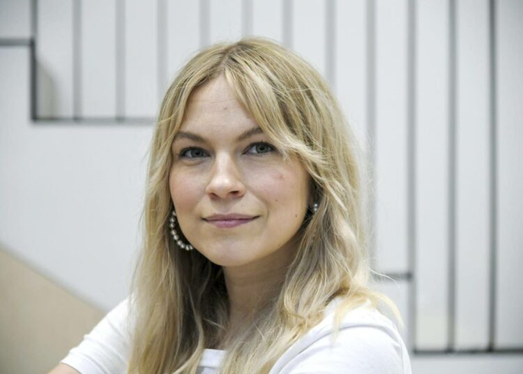 Esikoiskirjailija Emmi-Liia Sjöholmin kirja ehdittiin julkaista juuri ennen kuin korona maaliskuussa hiljensi kirjanjulkaisutapahtumat.