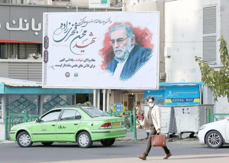 Murhatun ydintutkijan Mohsen Fakhrizadehin kuva Teheranin kadulla.