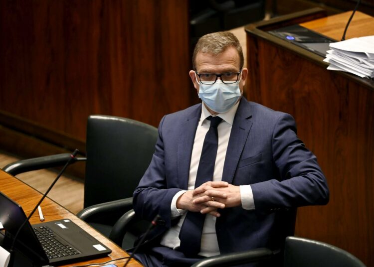 Kokoomus leikkaisi miljardin, mutta ei suostu kertomaan, keneltä.