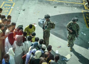 Yhdysvallat joutui lähettämään sotilaita turvaamaan evakuointia Kabulin lentokentällä. Lentokenttä on ainoa poistumisreitti Talebanin valloittamassa maassa.