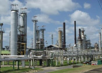 Ilmastotieteilijät soittavat hätäkelloja, mutta hallitukset ympäri maailman suunnittelevat fossiilisten polttoaineiden tuotannon kaksinkertaistamista. Kuvassa Petrotrinin öljynjalostamo Trinidadissa ja Tobagossa.