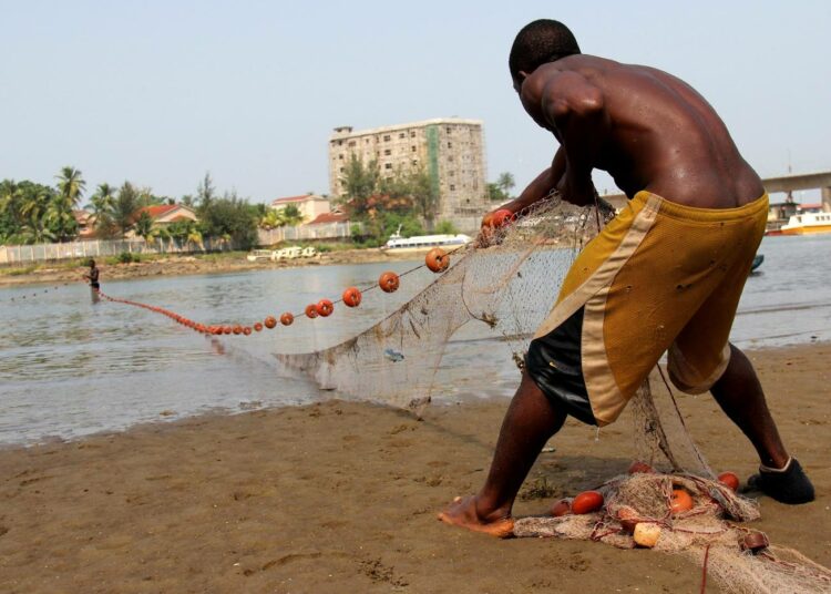 Länsi-Afrikan vesille kaikkialta maailmasta, mutta ennen muuta Kiinasta ja Euroopasta saapuvat troolarit uhkaavat Afrikan merialueiden kalakantoja sekä rannikon kalastajayhteisöjä. Kuvassa Sierra Leonen Freetownin kalastajia, joilla ei ole varaa edes veneeseen.