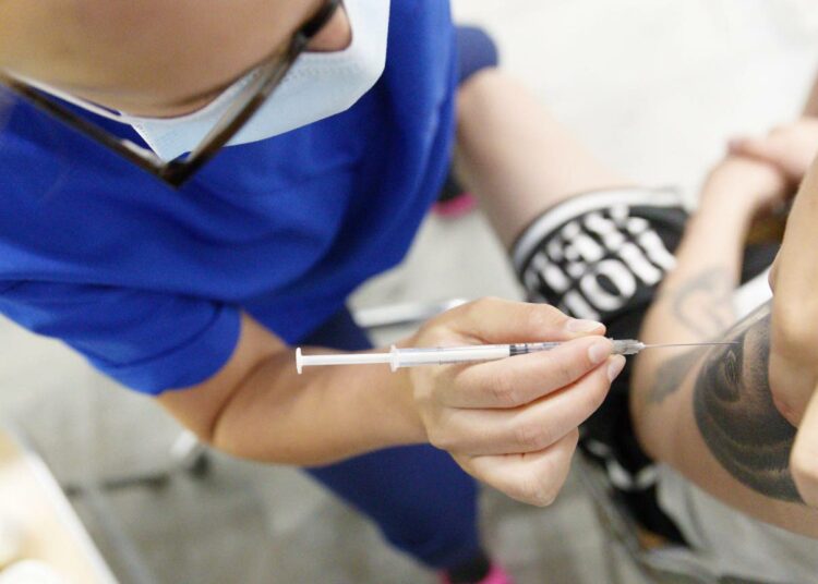 Lähi- ja perushoitajat saivat antaa rokotuksia vuoteen 2017 asti.