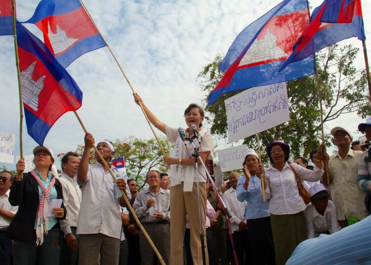 Kambodžan oppositiopuolueen CNRP:n ehdokkaana maan parlamenttiin pyrkinyt Sochua Ma johti mielenosoitusta maan pääkaupungissa Phnom Penhissä huhtikuussa 2013.