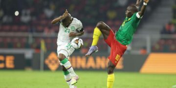 Komorit taipui Kamerunille kisojen pudotuspeleissä. Kuvassa Komorien El Fardou Nabouhane (vas.) taistelemassa pallosta Kamerunin Vincent Aboubakarn kanssa.
