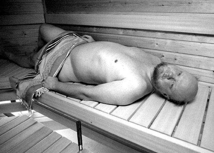 Myös Osmo Soininvaari kävi kylpemässä Viikkolehden saunassa.