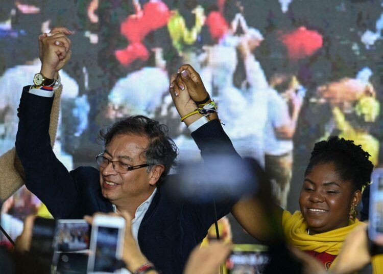 Gustavo Petro tuuletti pääsyä presidentinvaalien toiselle kierrokselle varapresidenttiehdokkaansa Francia Marquezin kanssa Bogotassa.