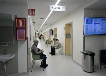 Kirjoittajien mukaan valtiolta on vaadittava riittävää rahoitusta sosiaali-, terveys- ja pelastuspalveluille.