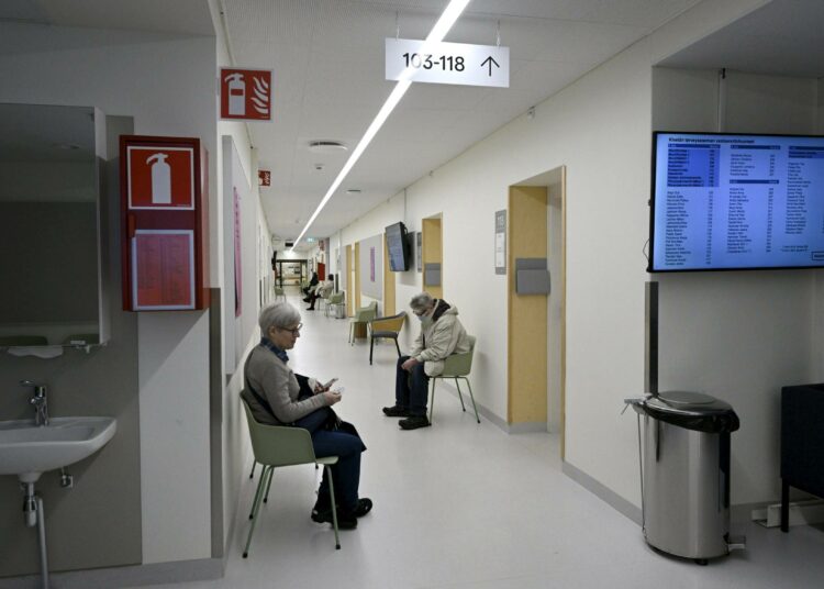 Kirjoittajien mukaan valtiolta on vaadittava riittävää rahoitusta sosiaali-, terveys- ja pelastuspalveluille.
