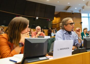 Keskustelut vasemmistopuolueiden yhteistyöstä Euroopan parlamentissa alkoivat jo viime viikolla. Nykyinen meppi kesäkuun loppuun asti Silvia Modig puhuu, meppi heinäkuun alusta Li Andersson kuuntelee.