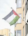 Palestiinan lippu liehuu Palestiinan edustustolla Helsingissä.