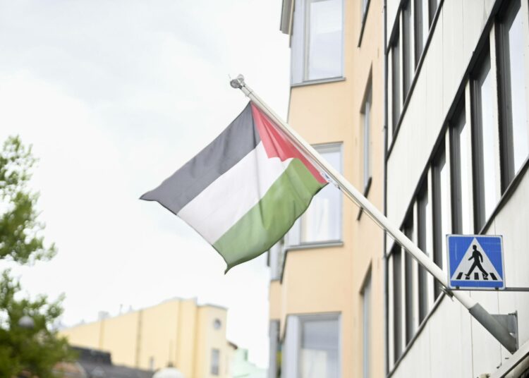 Palestiinan lippu liehuu Palestiinan edustustolla Helsingissä.