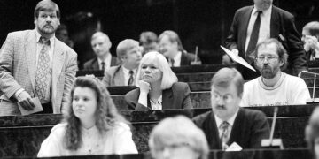 Puoluevaltuuston ja eduskuntaryhmän yhteiskokous kesti 12.4.1995 seitsemän tuntia. Äänin 47–25 vasemmistoliitto päätti osallistua hallitukseen ja katkaista 12 vuotta kestäneen oppositioputken.