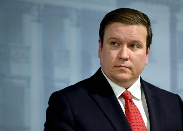 Perussuomalainen ministeri Ville Tavio saa kritiikkiä vasemmistoliitoksta.