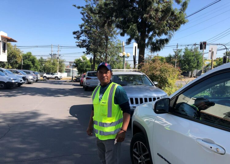 55-vuotias perulainen Jesús työskentelee pysäköintialueella parkkipaikan ohjaajana eikä jaa tuhansien muiden siirtolaisten huolia, sillä hänen pysyvä viisuminsa on uusittu jo kahdesti. Ensin Chileen muutti hänen vaimonsa 14 vuotta sitten, sitten hän itse ja lopulta myös heidän tyttärensä, joka työskentelee nykyisin kemian ja farmasian alalla.