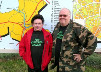 Taisto Levo (vas.) ja Hannes Heikkilä taistelevat Virttaanharjun puolesta.