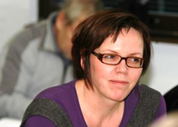 Hämeen Vasemmistoliiton piirihallituksen uudeksi puheenjohtajaksi valittiin äidinkielen ja kirjallisuuden opettaja Arja Vahos Riihimäeltä.