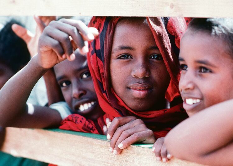 Somalialaiset lapset ihastelivat yhdysvaltalaissotilaita uudenvuodenpäivänä 1993 pian Yhdysvaltojen humanitaarisen sotilasoperaation alkamisen jälkeen.
