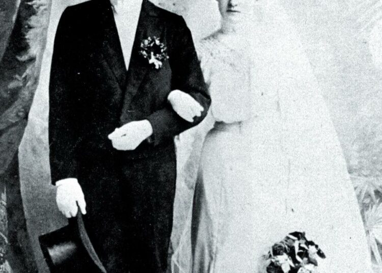 Edvard Gyllingin elämäkerta kertoo sekä hänen julkisesta elämästään että avioliitosta ja perheestä. Edvard Gylling ja Fanny Achrén avioituivat vuonna 1906.
