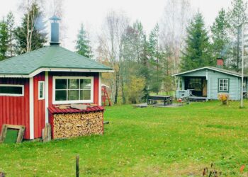 Suomalaisia mökkejä käytetään yleensä jo ympäri vuoden. Niiden varustelu sähkölämmityksineen, jääkaappeineen ja televisioineen lisää ympäristöongelmia.