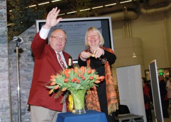 Puutarhaneuvos Jarmo Suominen ja Turun kaupungin maisema-arkkitehti Ritva Nummiora julkistivat kulttuuripääkaupungin nimikkokukan.
