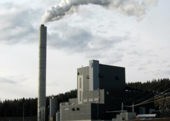 Savu nousee jo Jyväskylän Keljonlahden voimalaitoksessa, jonka koeajot ovat parhaillaan käynnissä.